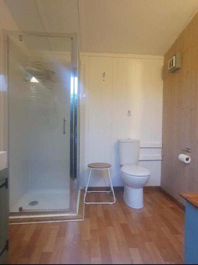 Snug & Secluded Lakeside Shepherds Hut 'Carp' Uckfield Exterior photo