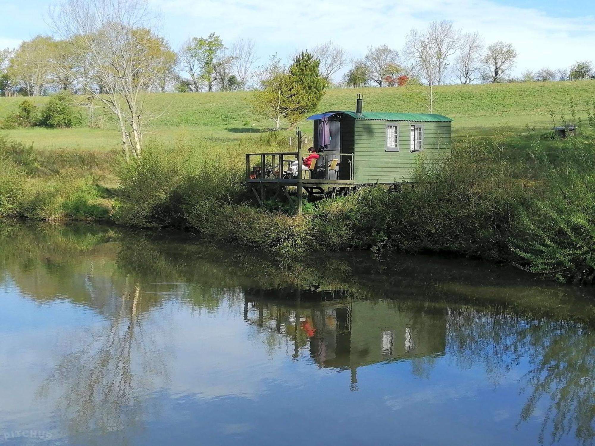 Snug & Secluded Lakeside Shepherds Hut 'Carp' Uckfield Exterior photo