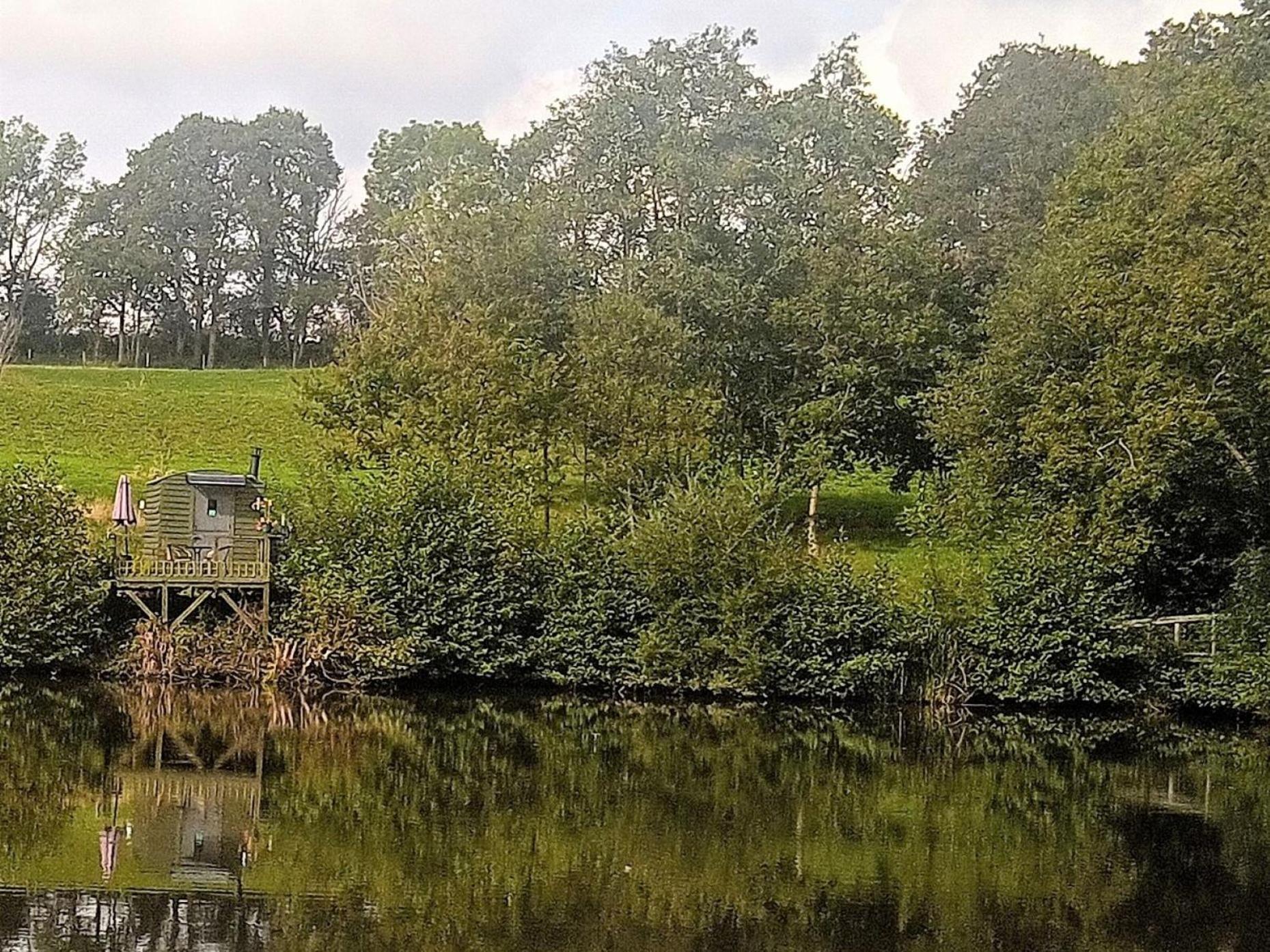 Snug & Secluded Lakeside Shepherds Hut 'Carp' Uckfield Exterior photo